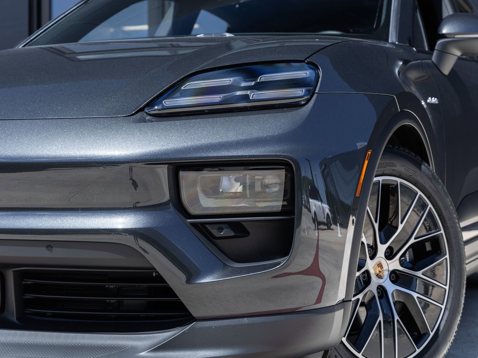 Certified 2025 Porsche Macan Electric image 16