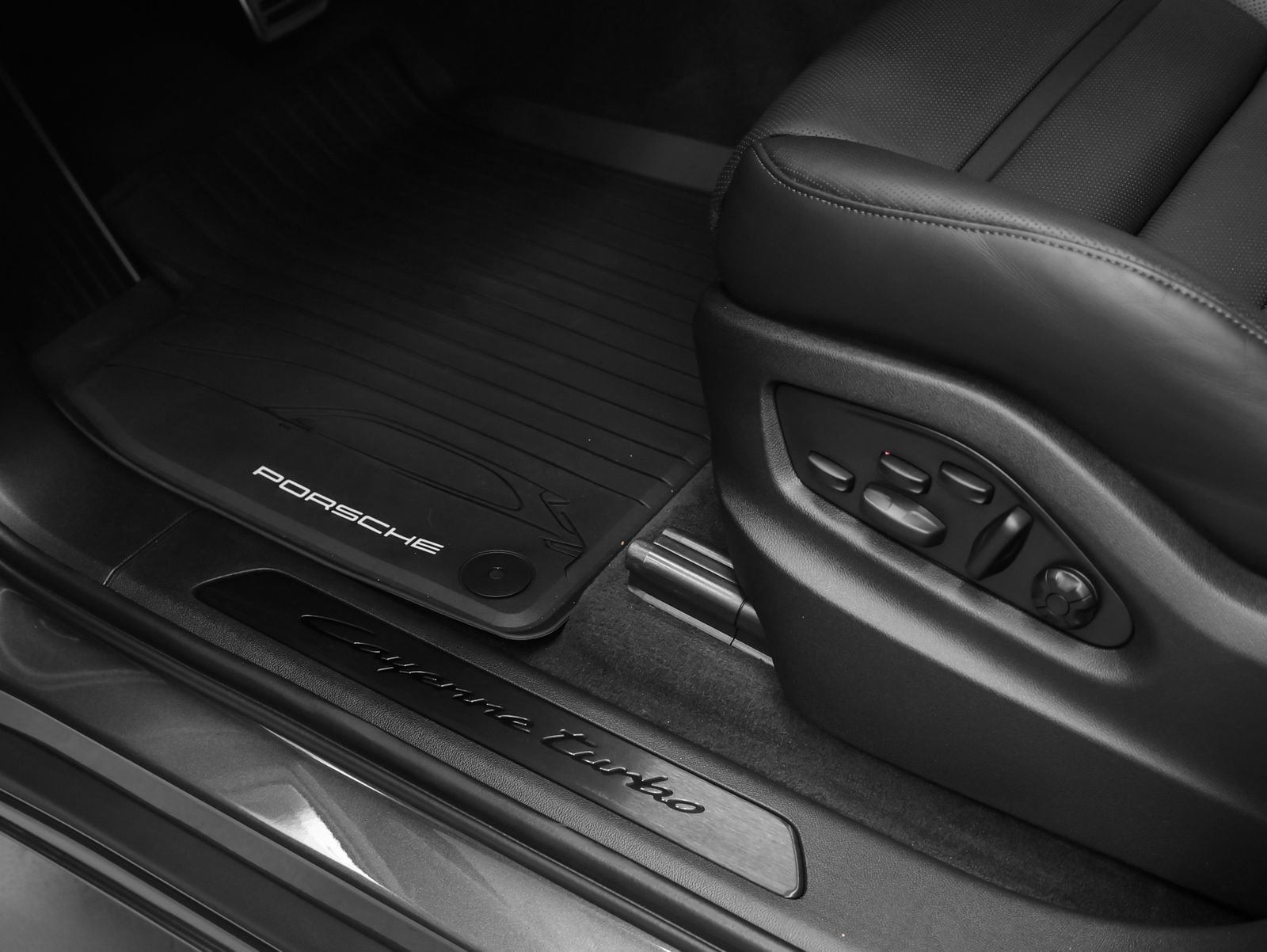 Used 2025 Porsche Cayenne Turbo AWD/4WD image 40