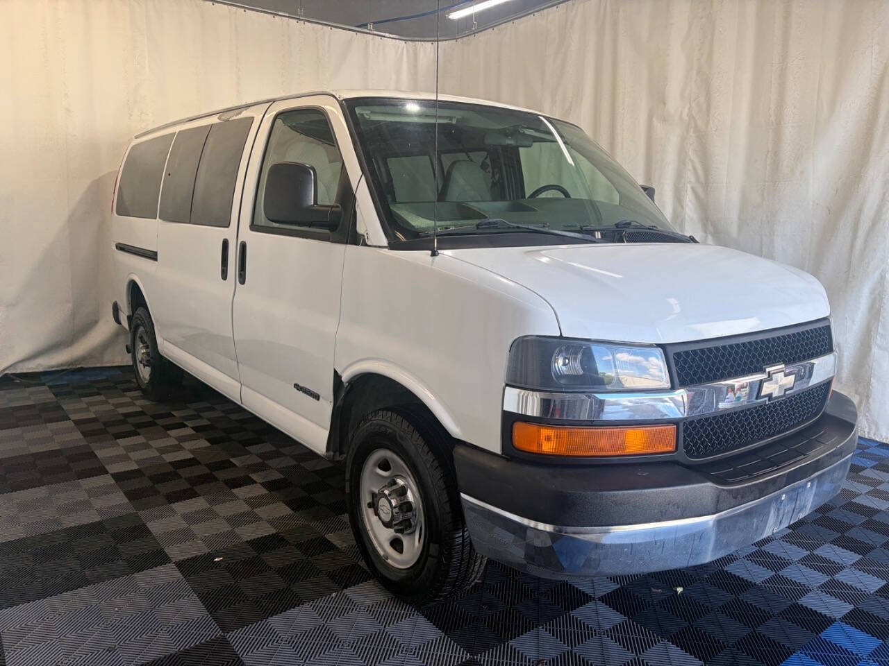 Used 2006 Chevrolet Express 2500 Passenger w/ LT Preferred Equipment Group RWD image 3