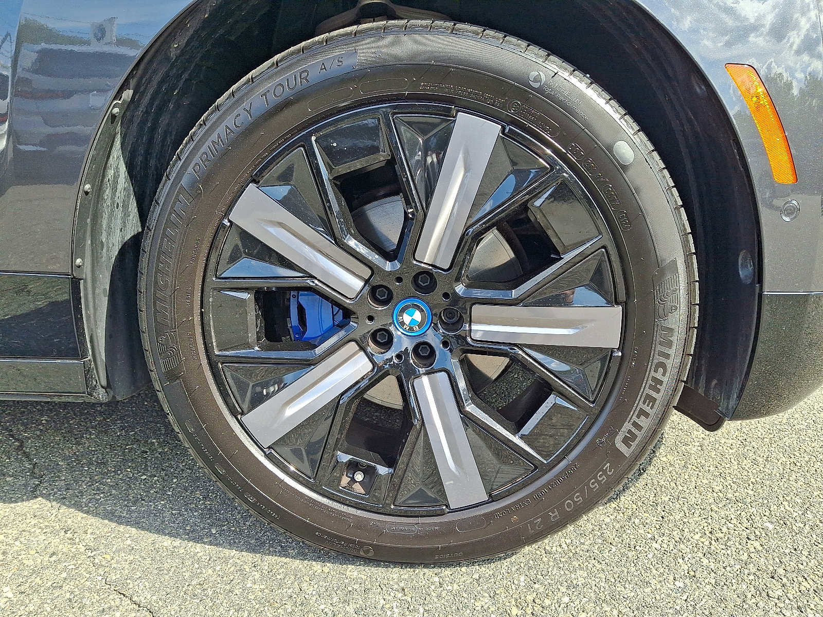 Used 2025 BMW iX xDrive50 w/ Premium Package image 8