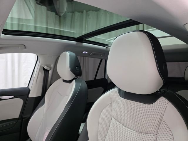 Certified 2025 Volkswagen Tiguan SE image 25