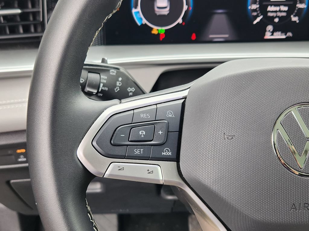 New 2025 Volkswagen Tiguan SE AWD/4WD image 16