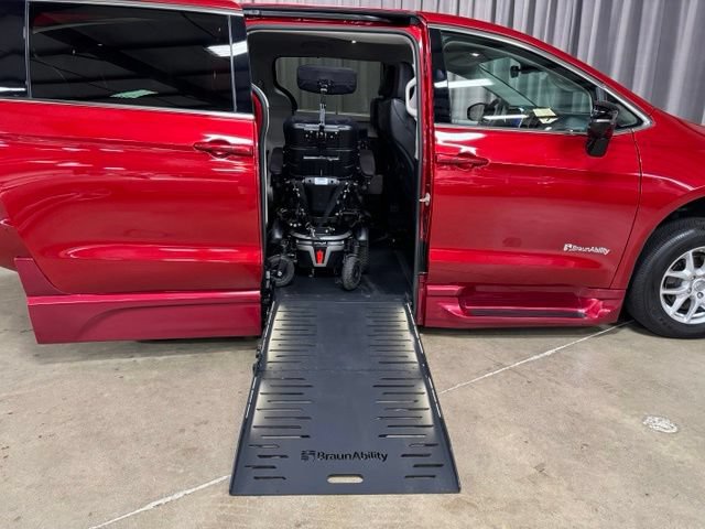 Used 2024 Chrysler Pacifica Touring-L FWD image 11