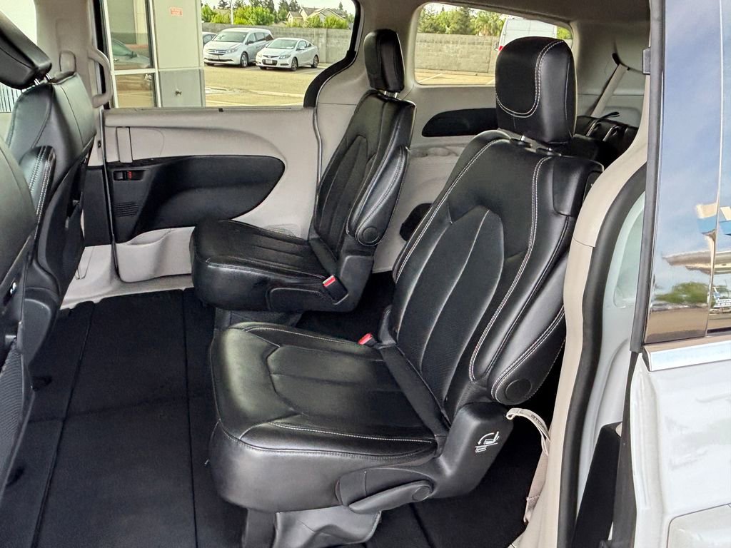 Used 2024 Chrysler Pacifica Touring-L FWD image 21