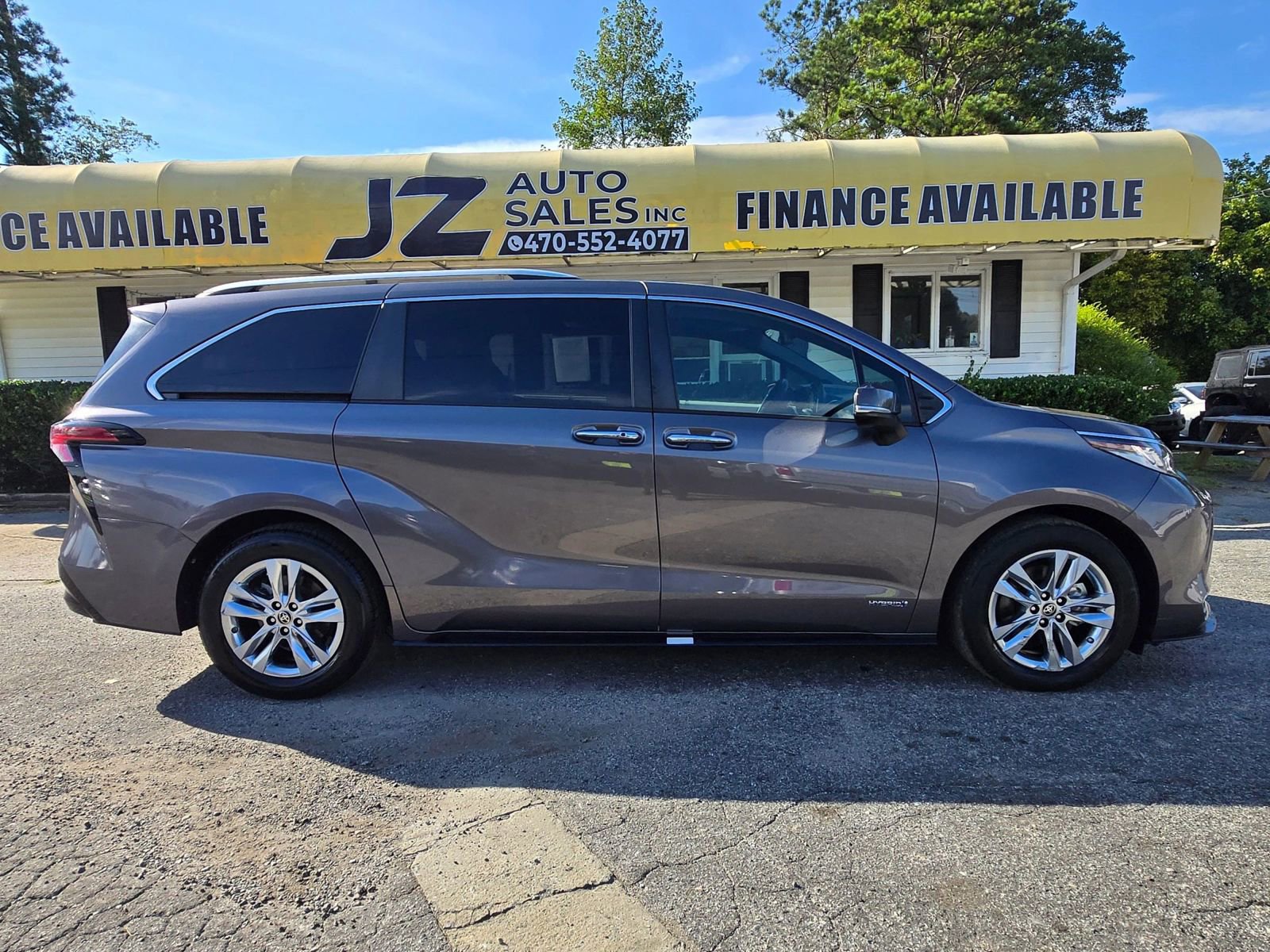 Used 2021 Toyota Sienna Limited image 6