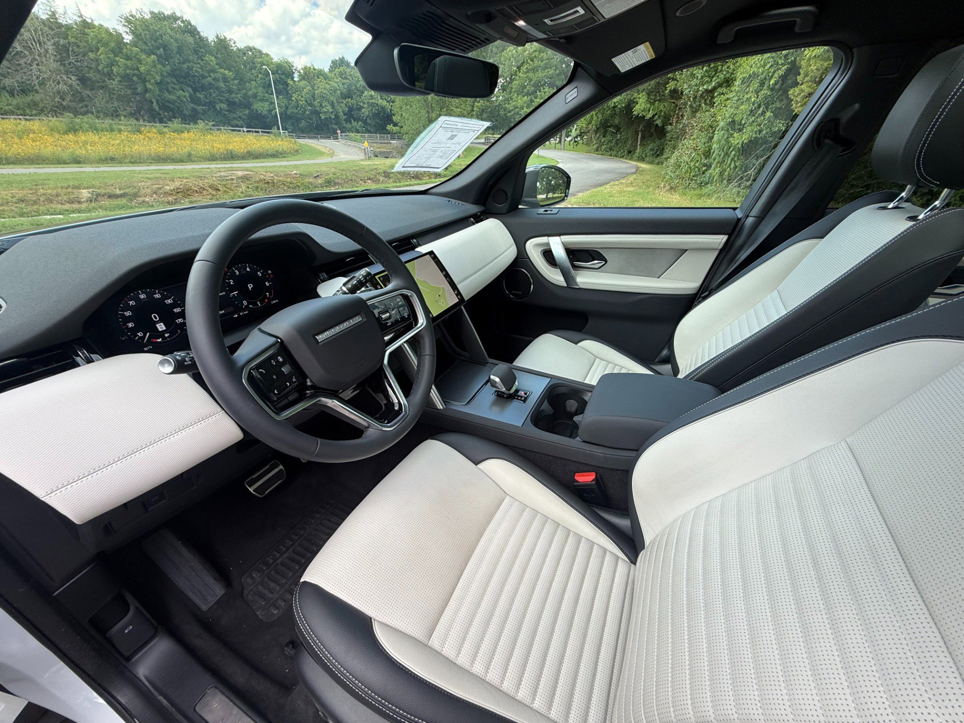 Used 2024 Land Rover Discovery Sport Dynamic SE image 12