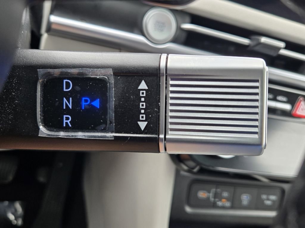 Certified 2025 Hyundai Tucson Limited FWD image 18