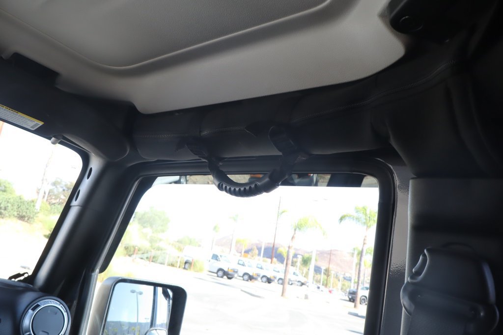 Used 2018 Jeep Wrangler Unlimited Rubicon w/ Connectivity Group AWD/4WD image 32