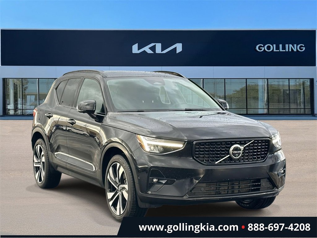 Used 2025 Volvo XC40 B5 Plus video 1