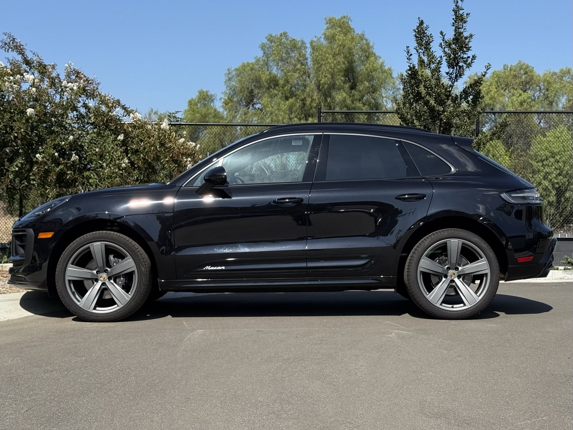 Used 2025 Porsche Macan image 2