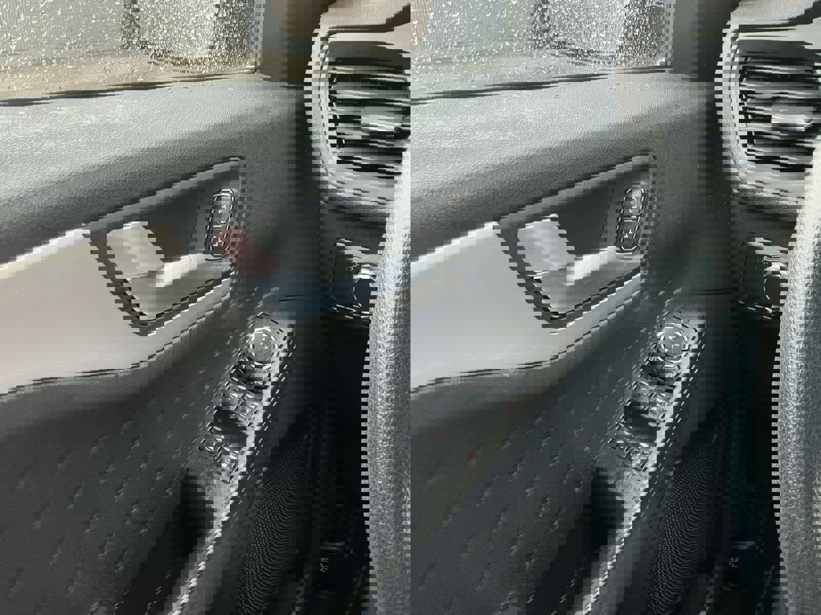 Used 2020 Ford Escape SE image 18