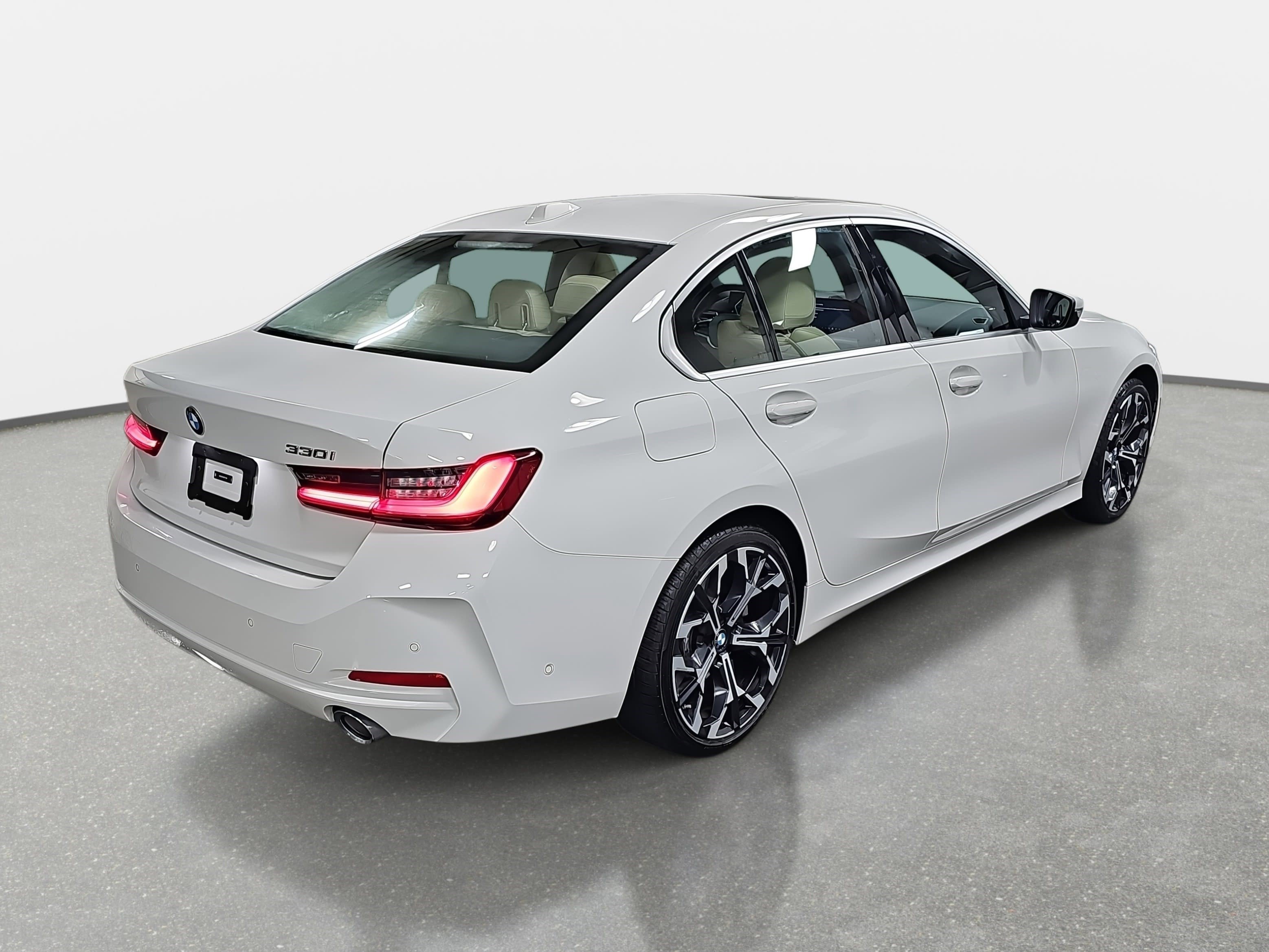 Certified 2025 BMW 330i Sedan w/ Premium Package image 5