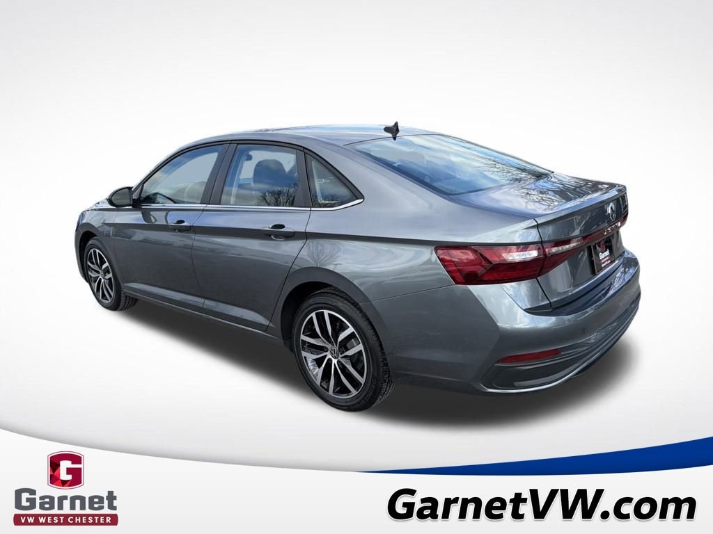 Certified 2025 Volkswagen Jetta SE image 3