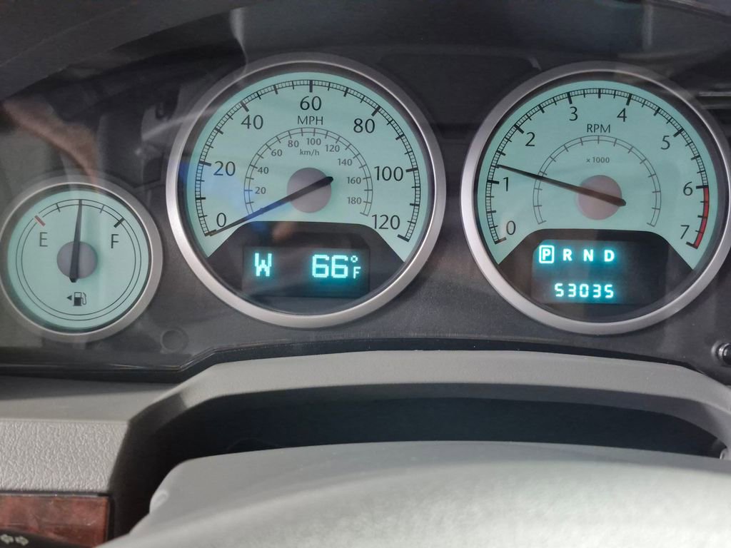 Used 2009 Chrysler Town & Country Touring FWD image 13