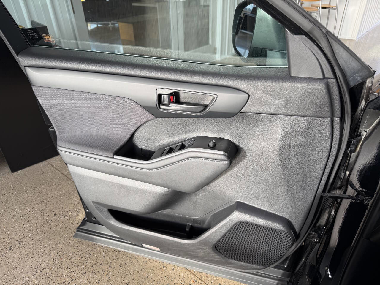 Used 2020 Toyota Highlander LE image 17