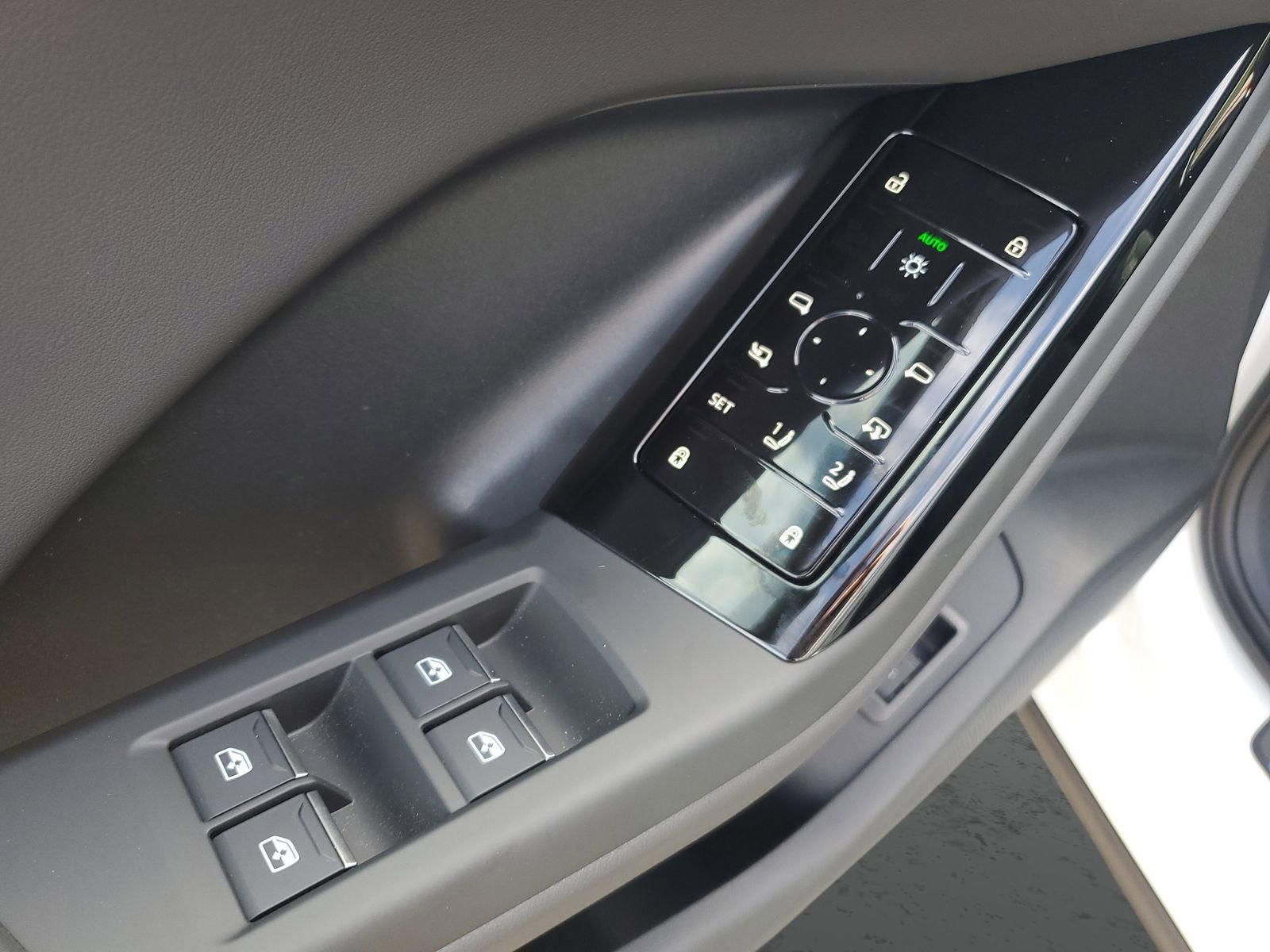 New 2025 Audi Q6 e-tron Premium AWD/4WD image 22