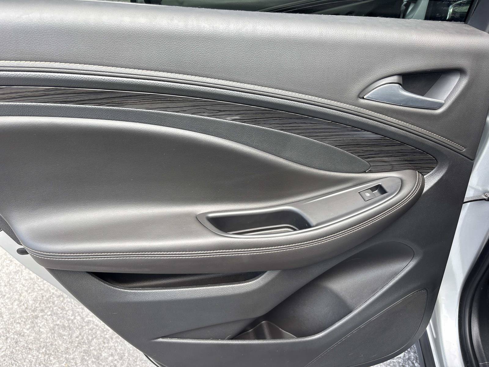 Used 2017 Buick Envision Essence FWD image 33