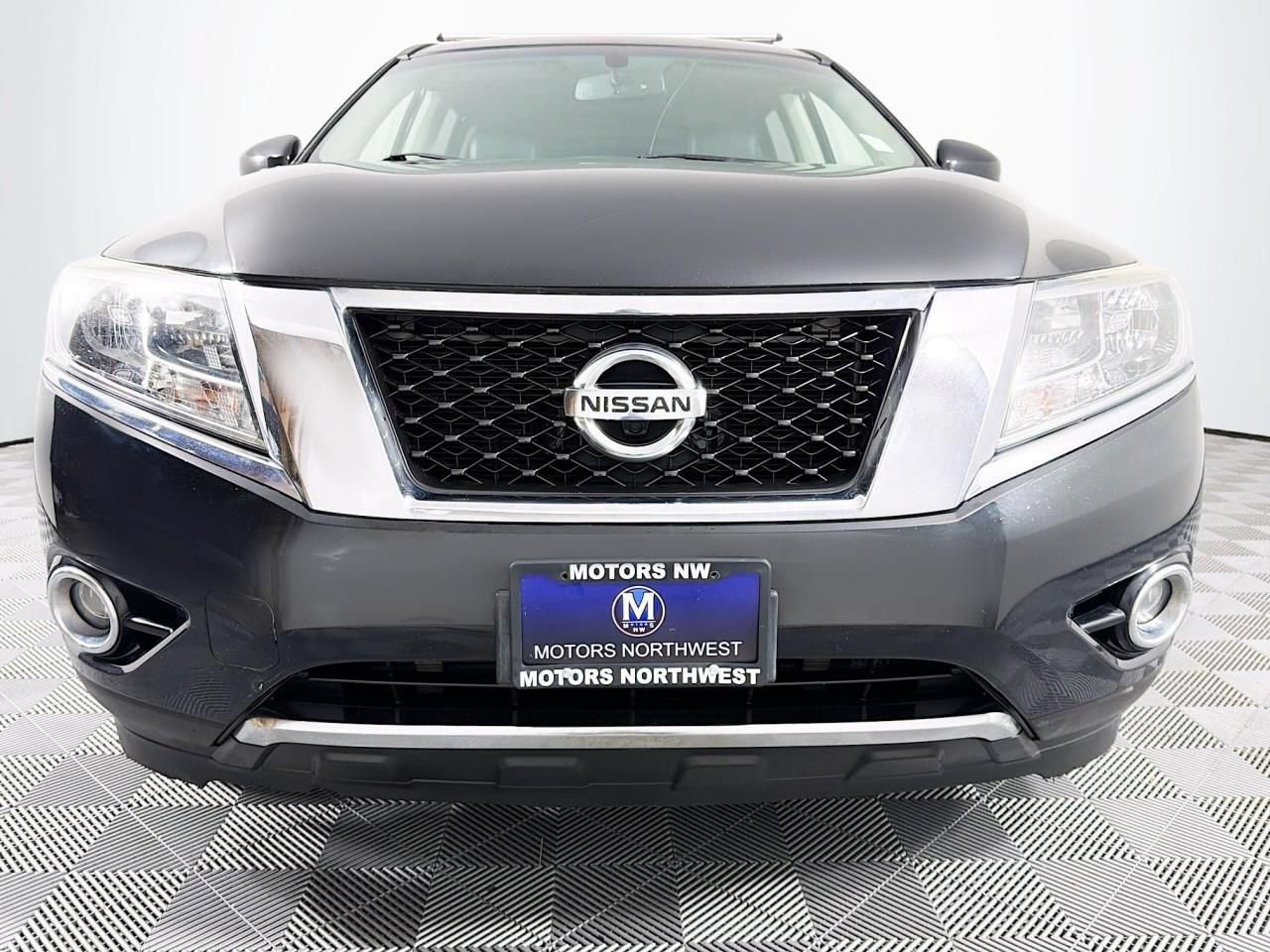 Used 2015 Nissan Pathfinder Platinum w/ Family Entertainment Package AWD/4WD image 2