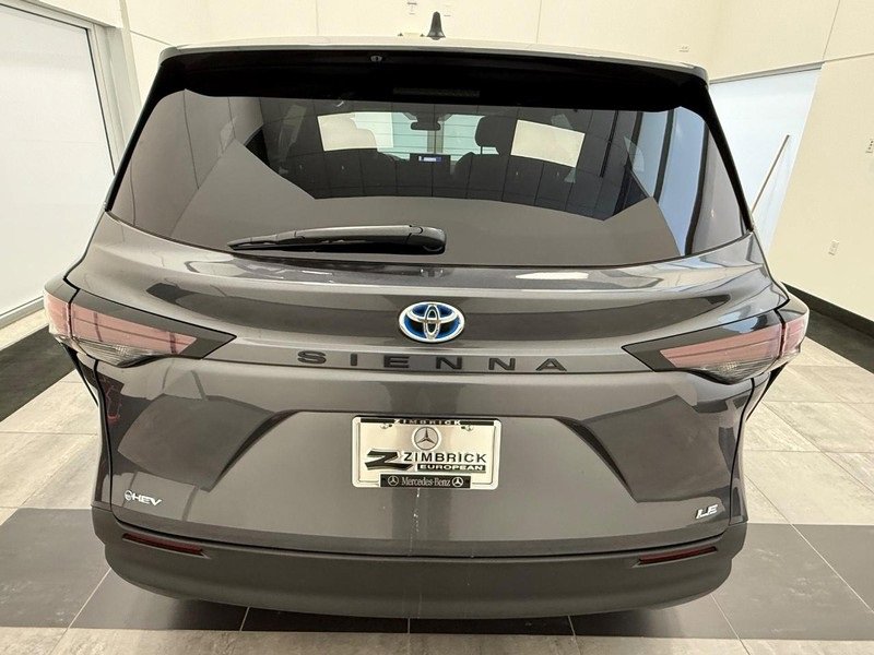 Used 2025 Toyota Sienna LE image 3