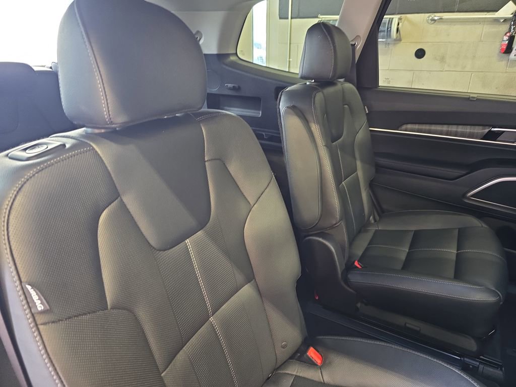 Used 2024 Kia Telluride EX w/ EX Captain's Chair Package image 12