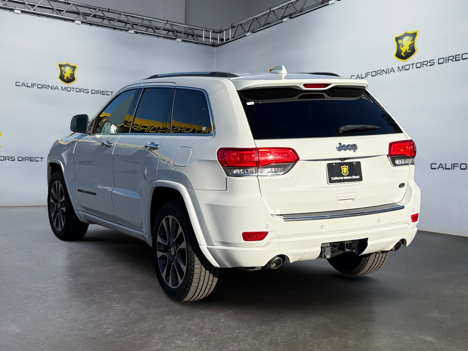 Used 2018 Jeep Grand Cherokee Overland RWD image 3