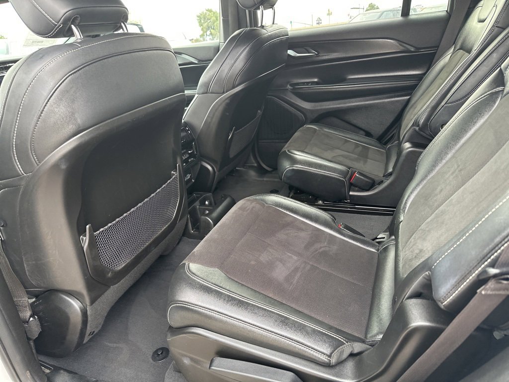 Used 2023 Jeep Grand Cherokee L Laredo image 16