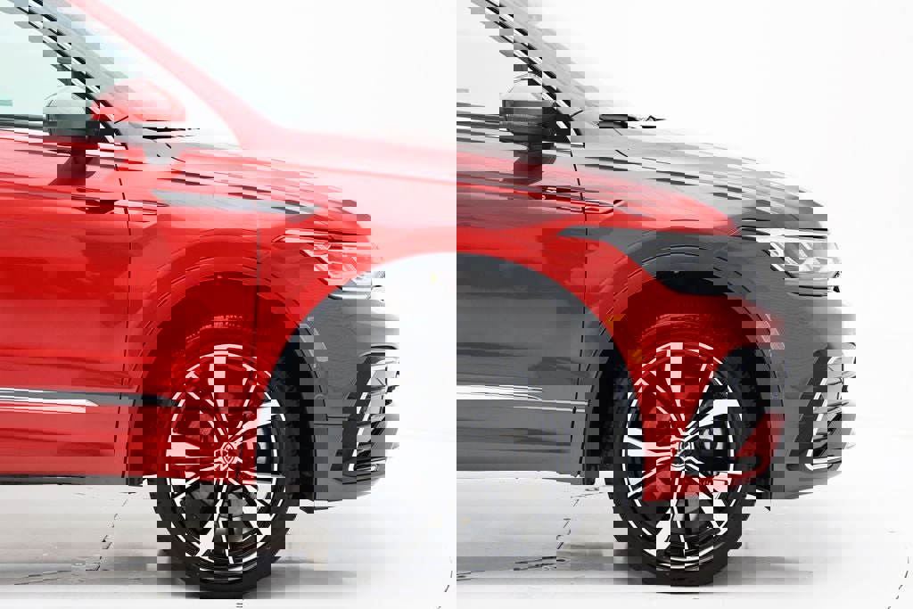 Used 2024 Volkswagen Tiguan SEL R-Line image 3