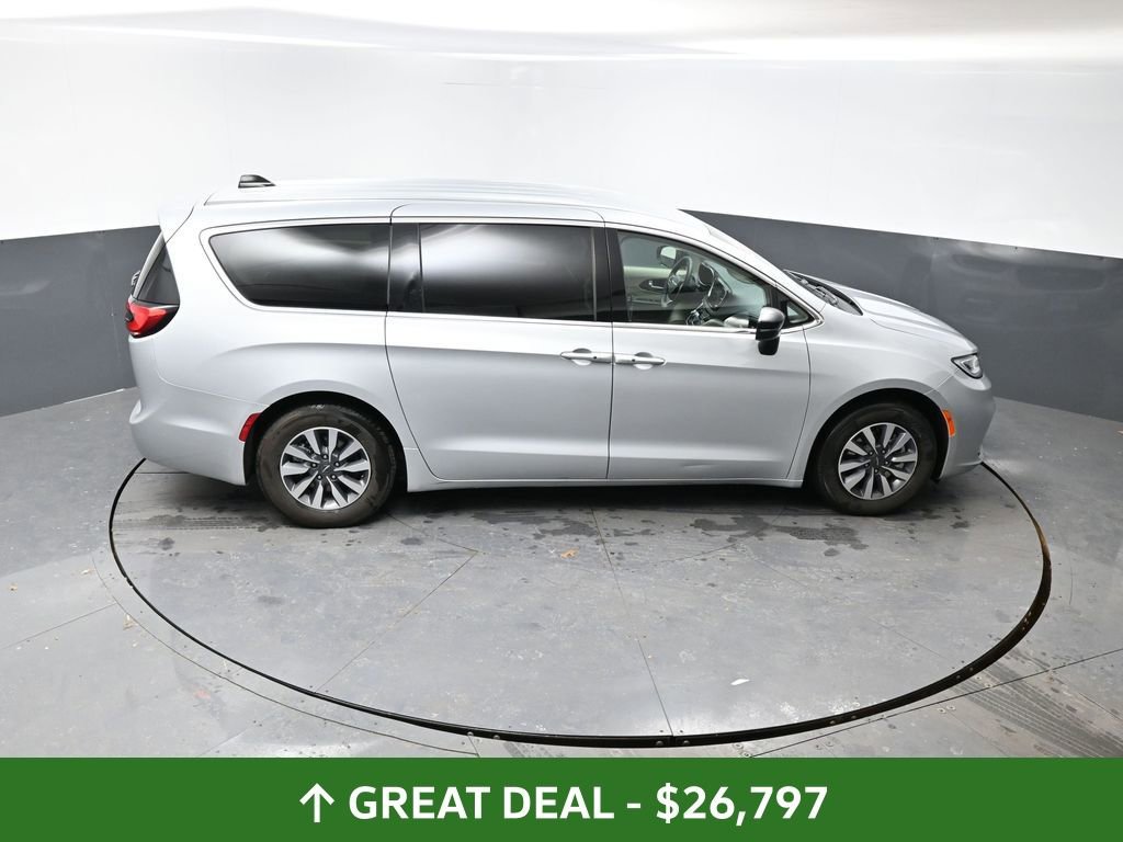 Used 2024 Chrysler Pacifica Select image 45