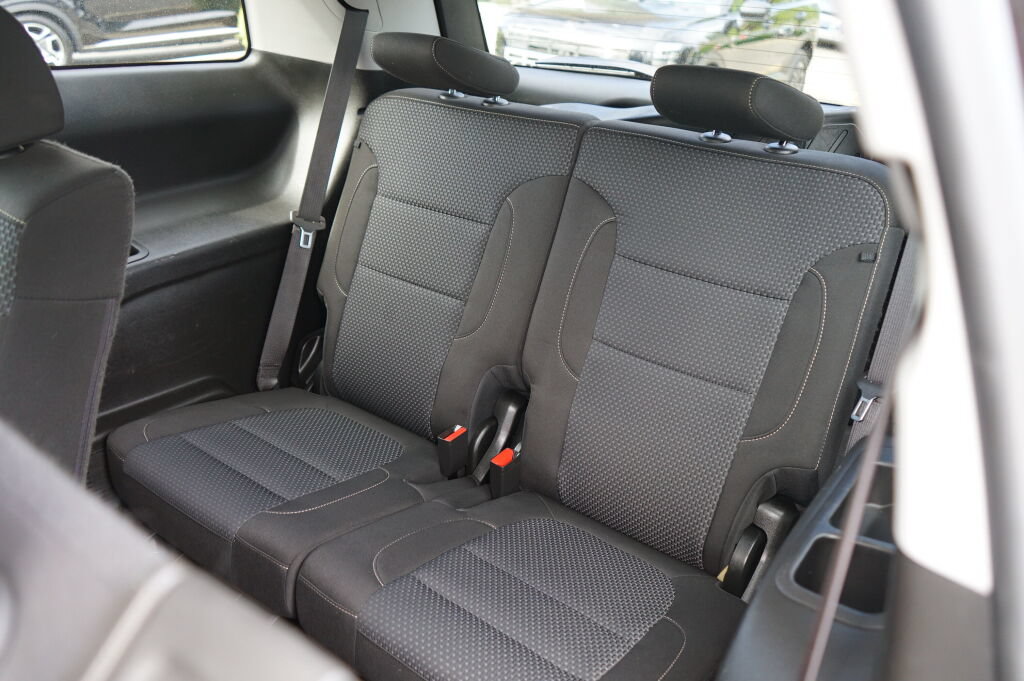 Used 2021 GMC Acadia SLE FWD image 16