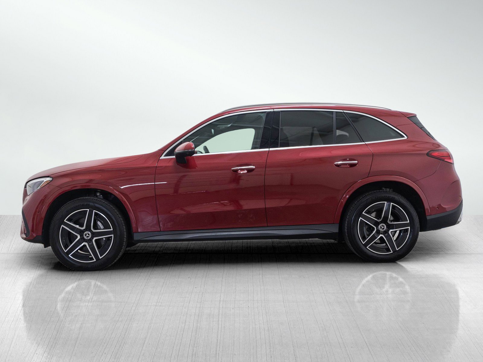 Used 2025 Mercedes-Benz GLC 300 4MATIC image 3