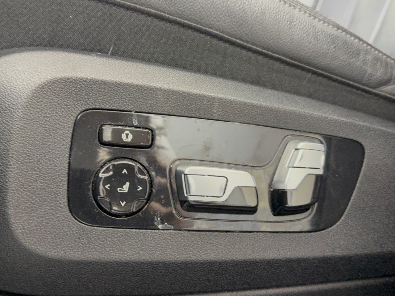 Used 2021 BMW X6 M50i AWD/4WD image 16