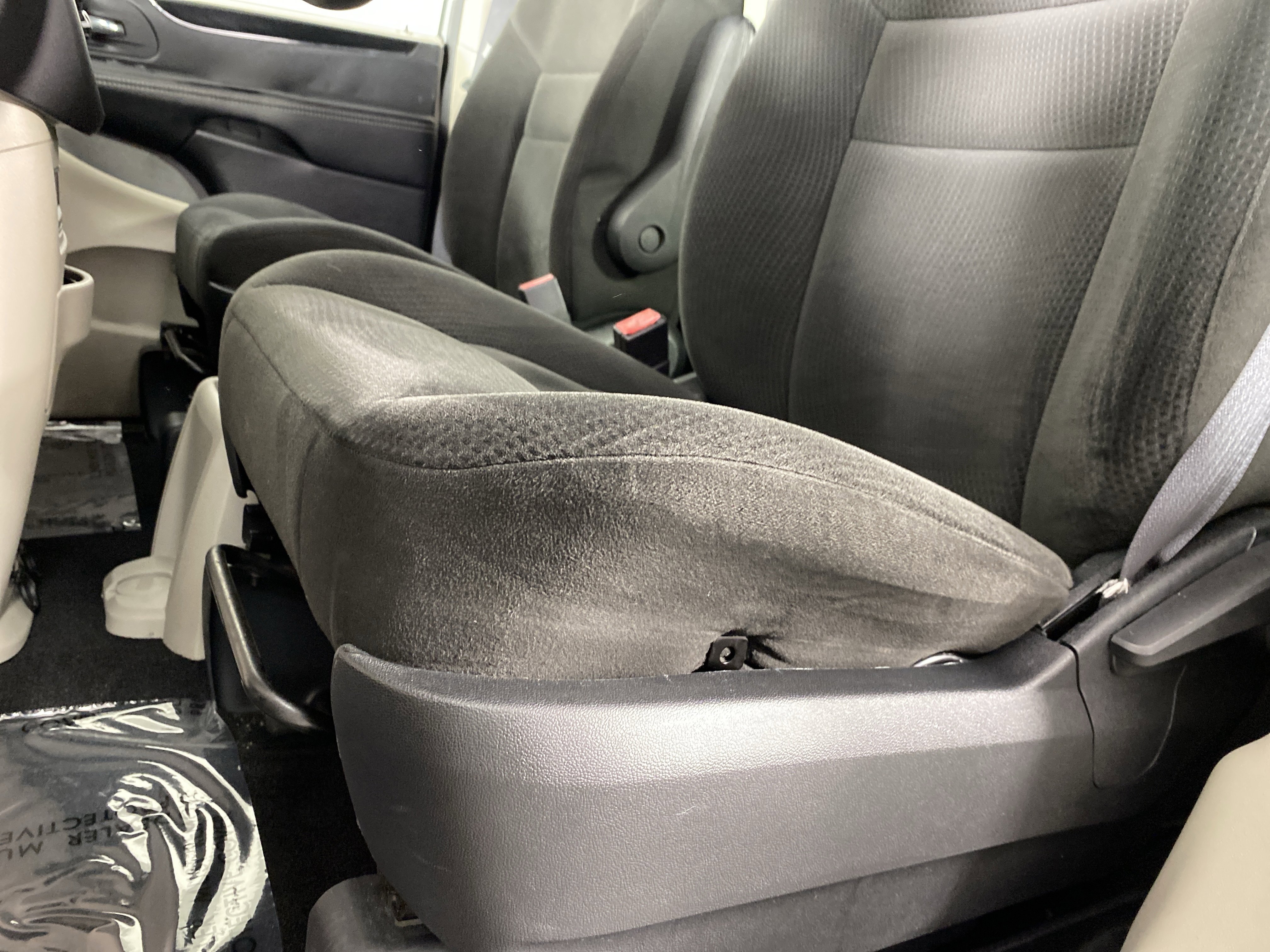 Used 2016 Dodge Grand Caravan SE FWD image 14