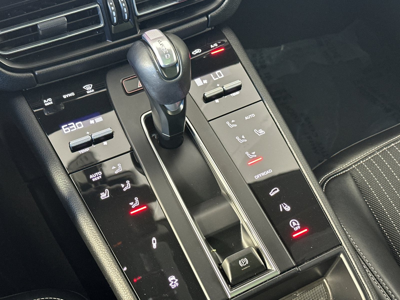 Certified 2023 Porsche Macan Turbo AWD/4WD image 24