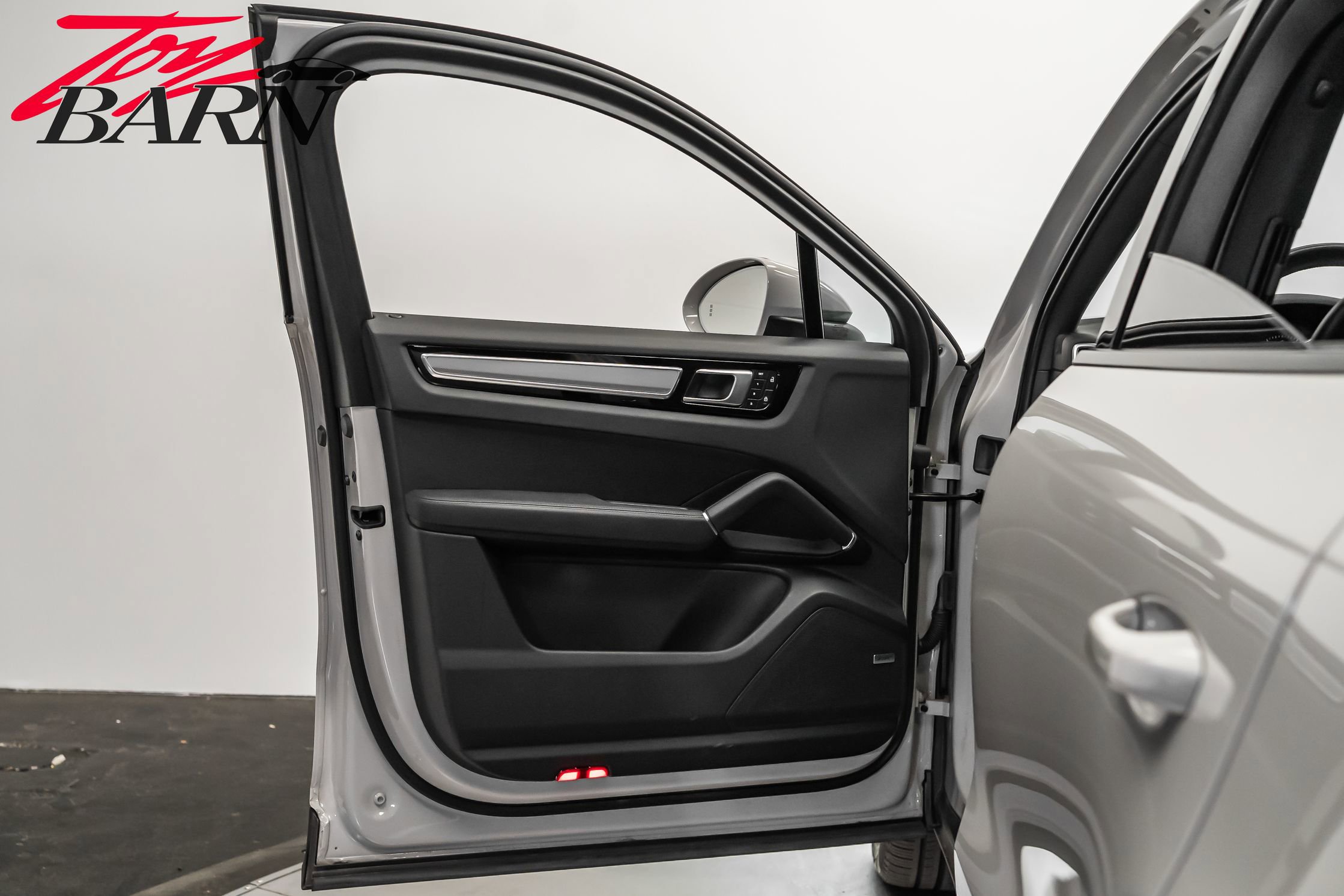 Used 2023 Porsche Cayenne Platinum Edition image 19