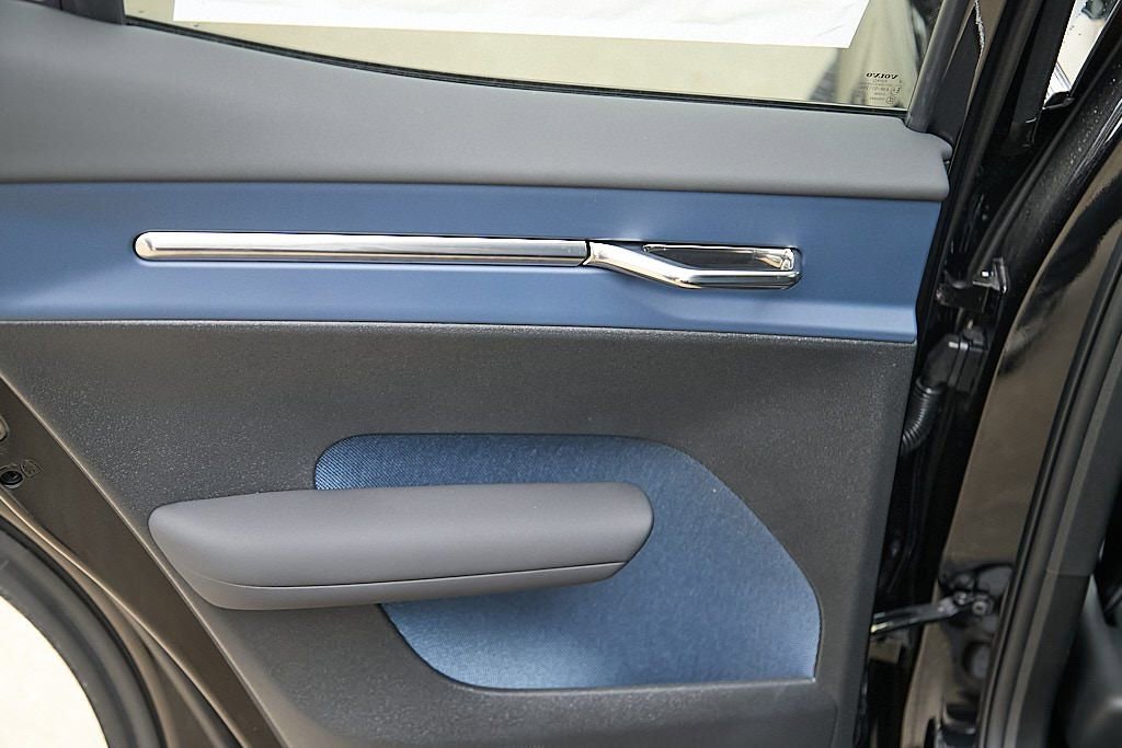 New 2026 Volvo EX30 Plus w/ Protection Package image 15