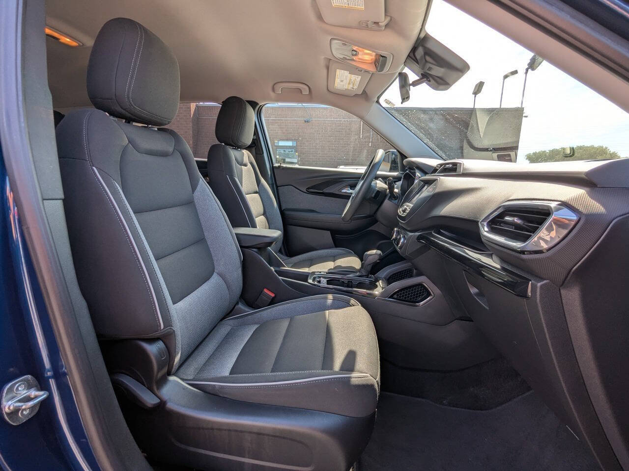 Used 2022 Chevrolet TrailBlazer LT FWD image 16