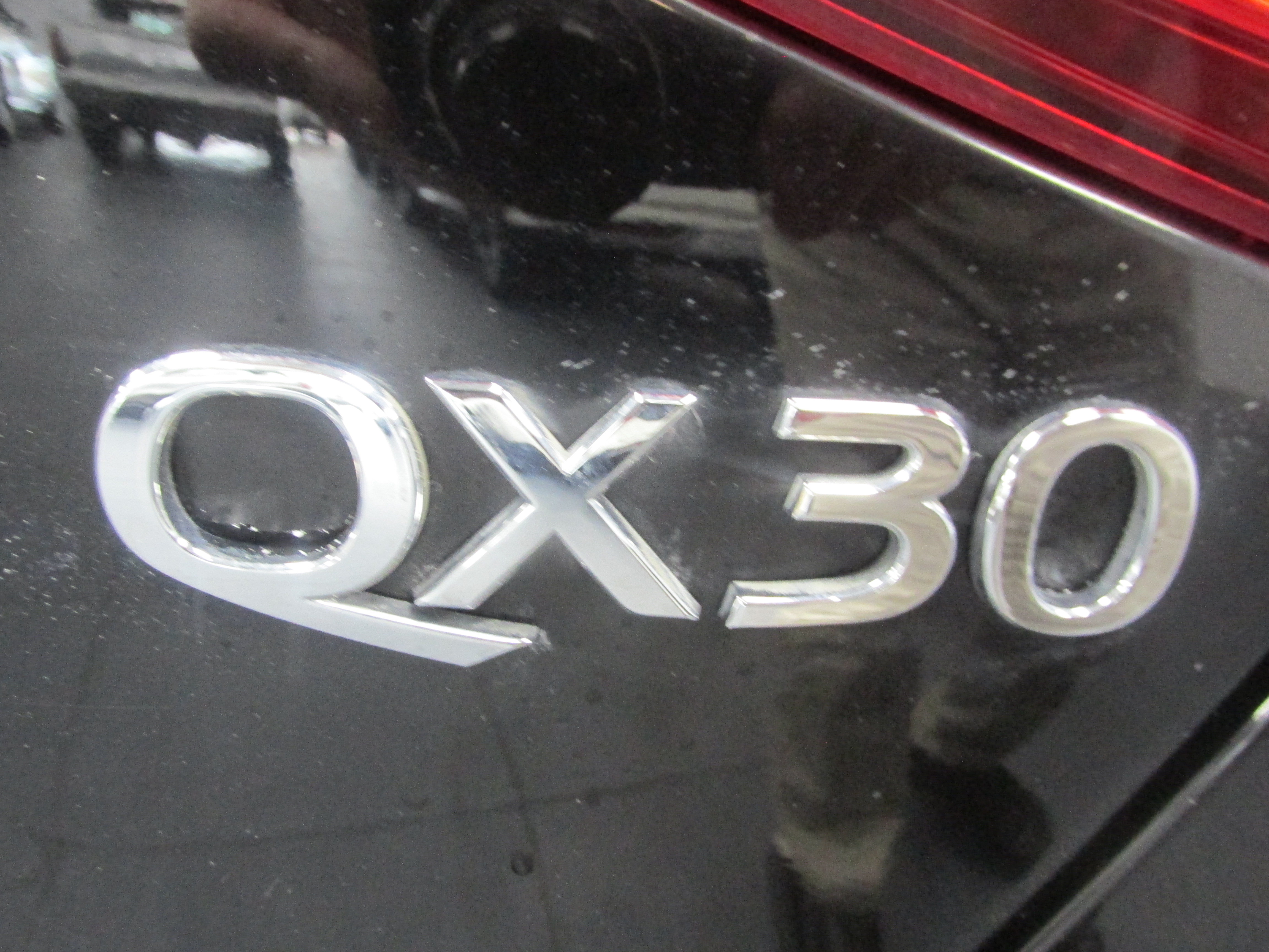 Used 2017 INFINITI QX30 AWD image 21