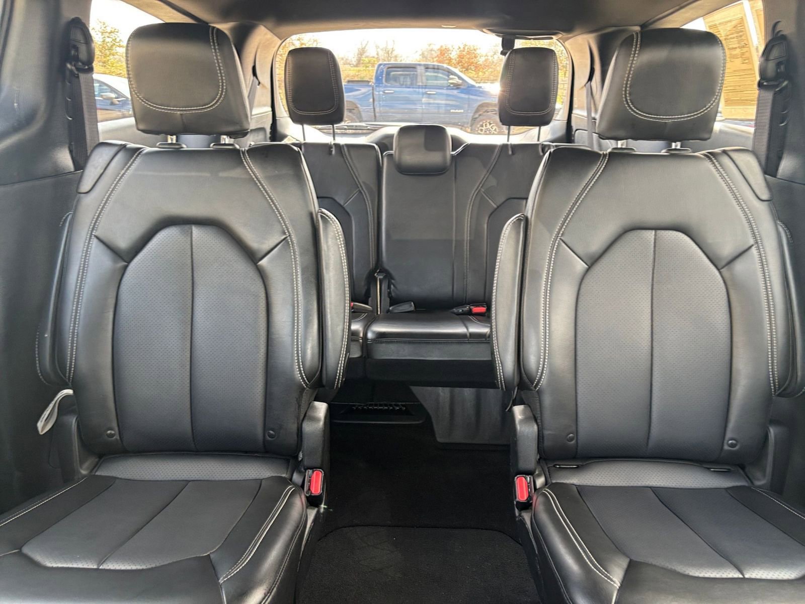 Used 2025 Chrysler Pacifica Select image 41