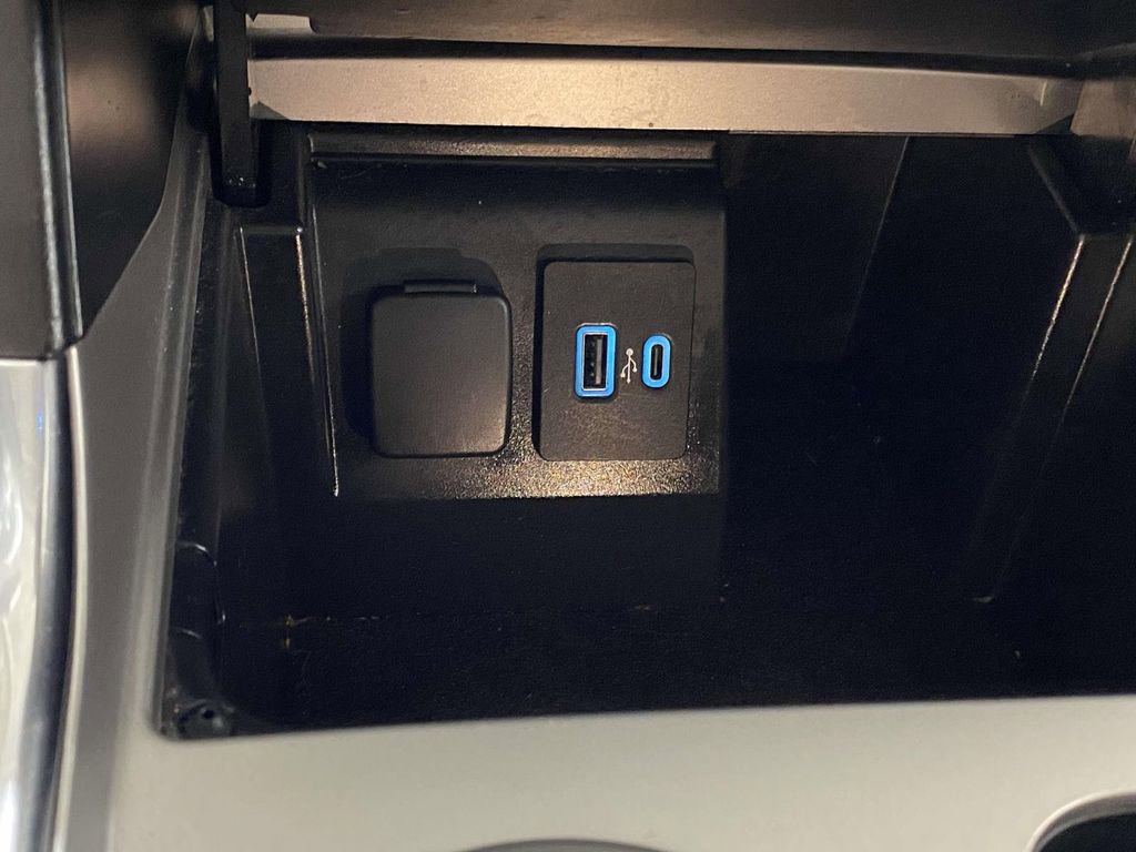 Used 2022 Ford Explorer XLT w/ Equipment Group 202A image 32