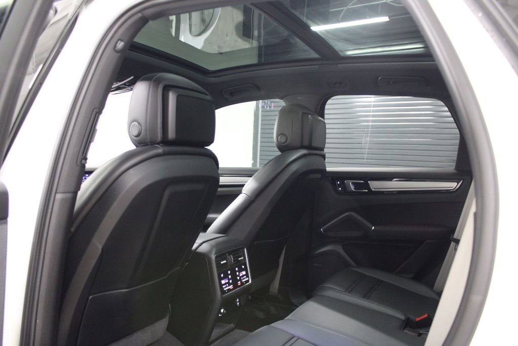 Certified 2023 Porsche Cayenne S Platinum image 30
