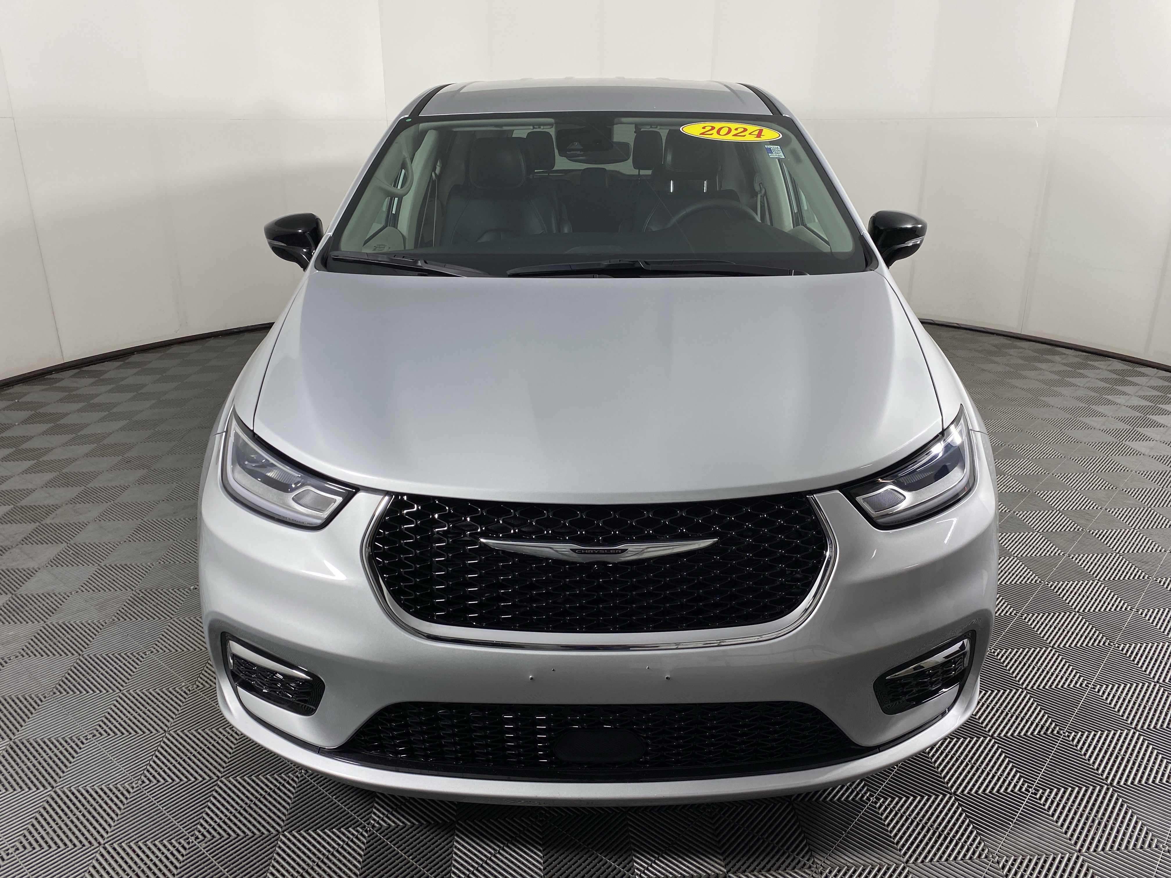 Used 2024 Chrysler Pacifica Touring-L image 11