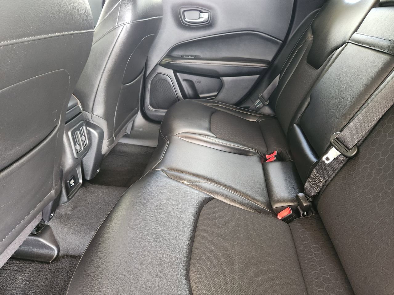 Used 2018 Jeep Compass Latitude AWD/4WD image 28