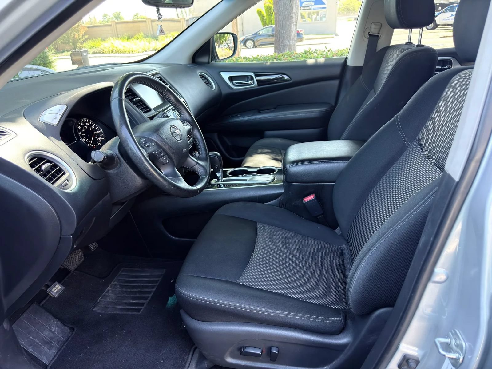 Used 2018 Nissan Pathfinder SV FWD image 8