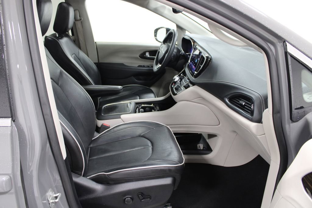 Used 2023 Chrysler Pacifica Limited FWD image 29