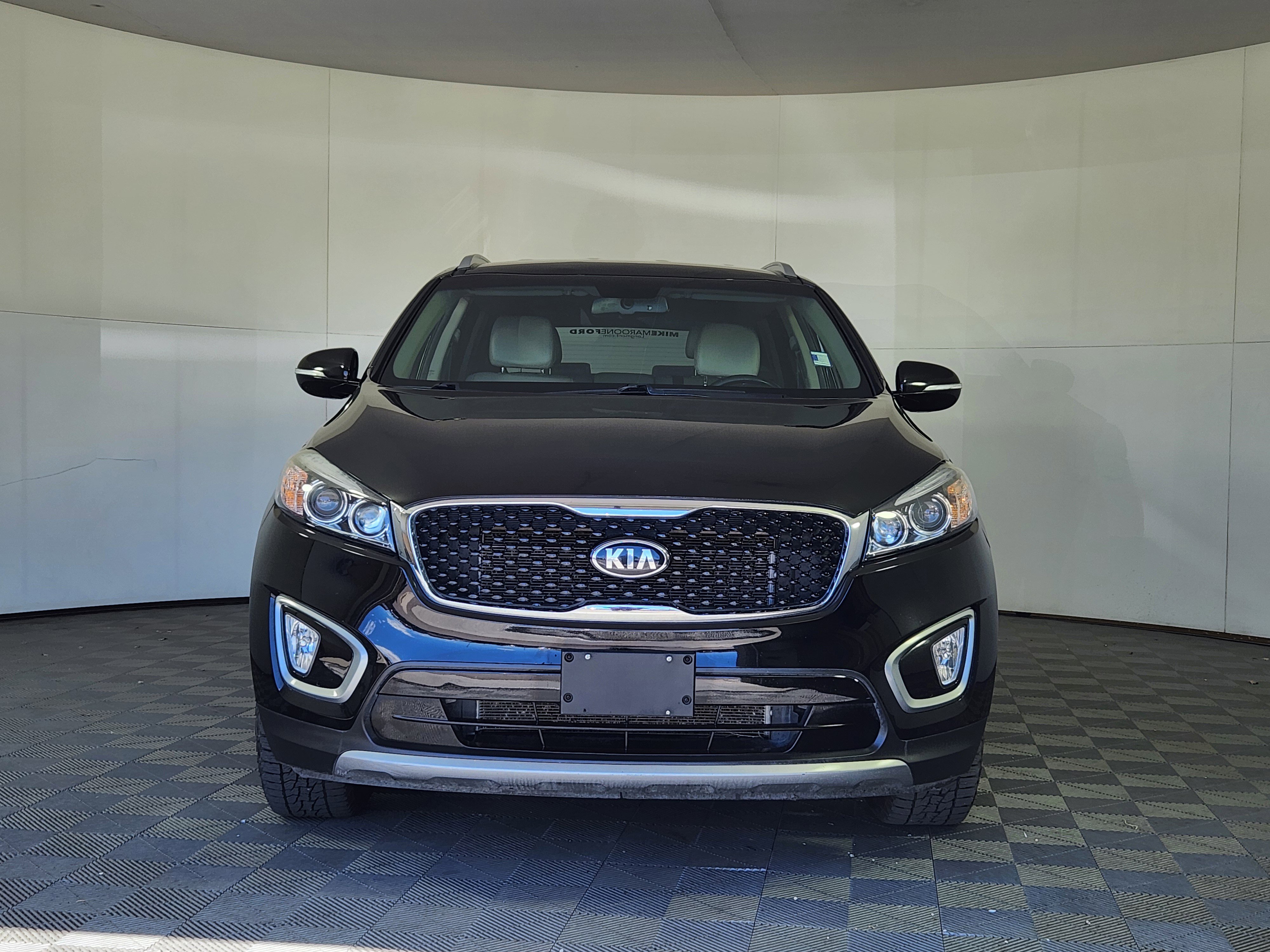 Used 2017 Kia Sorento EX image 2