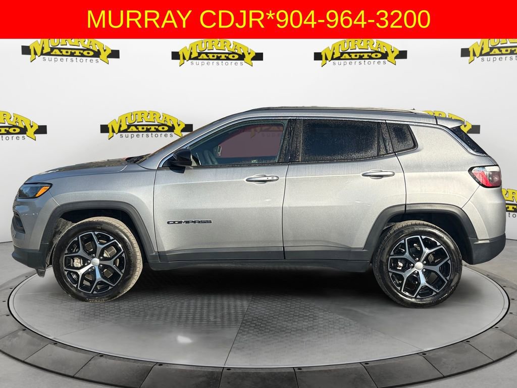 Used 2024 Jeep Compass Latitude image 2