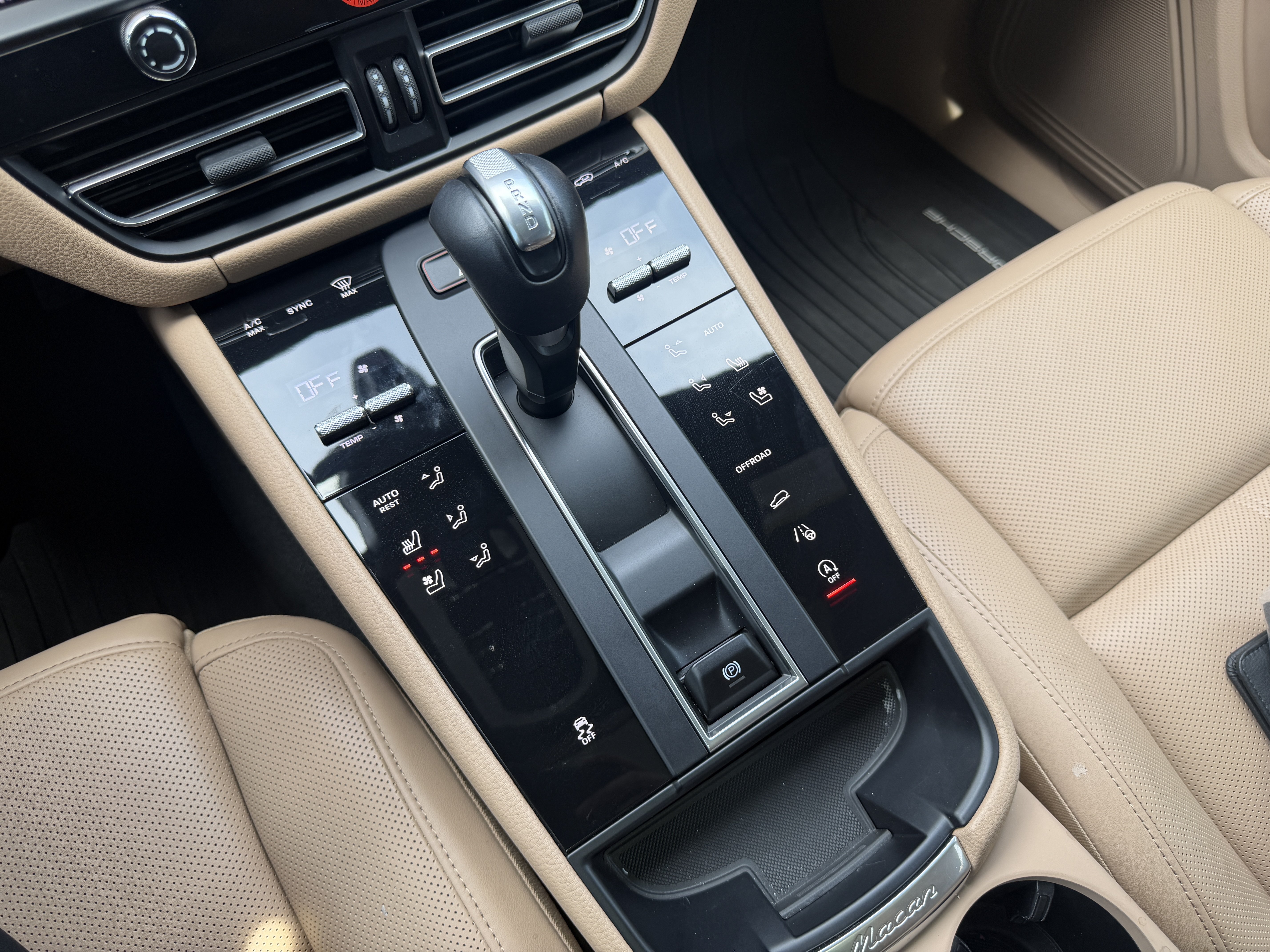 Certified 2024 Porsche Macan AWD/4WD image 32