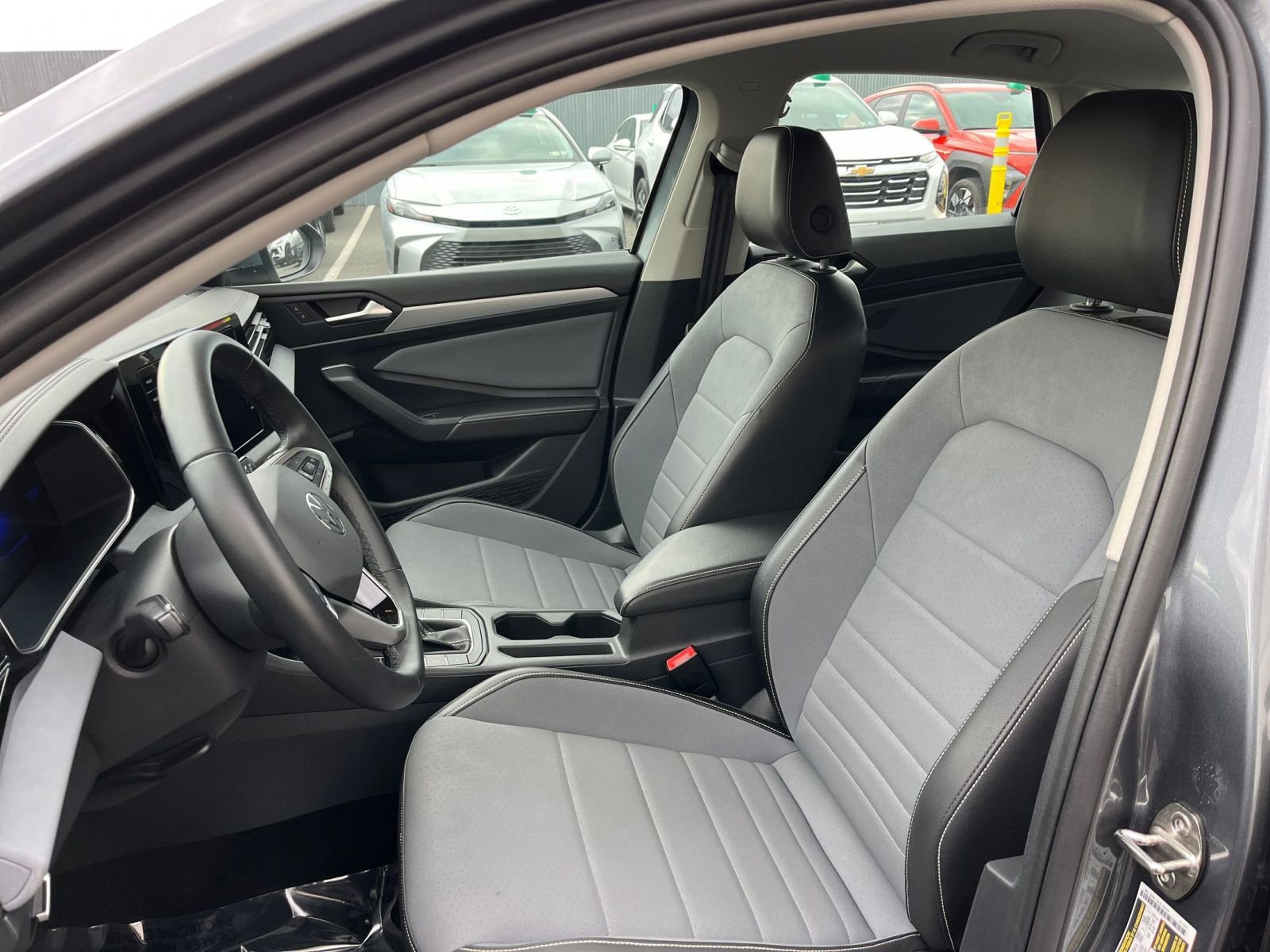 Used 2025 Volkswagen Jetta SE image 34