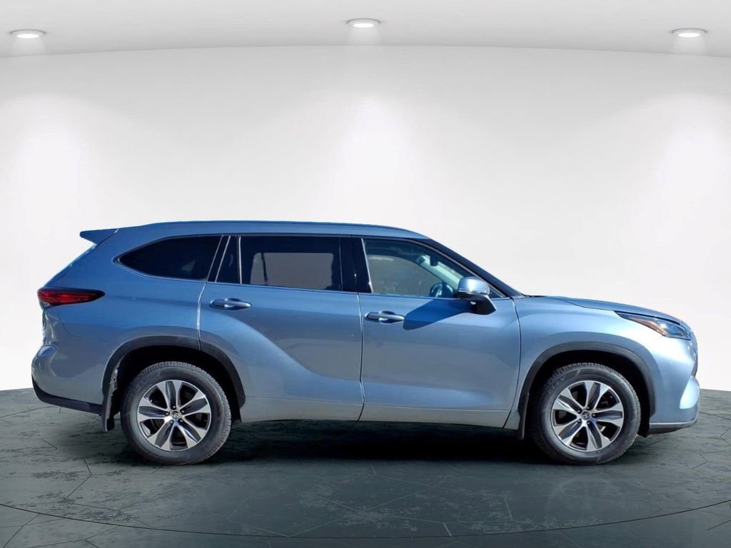 Used 2021 Toyota Highlander XLE AWD/4WD image 7