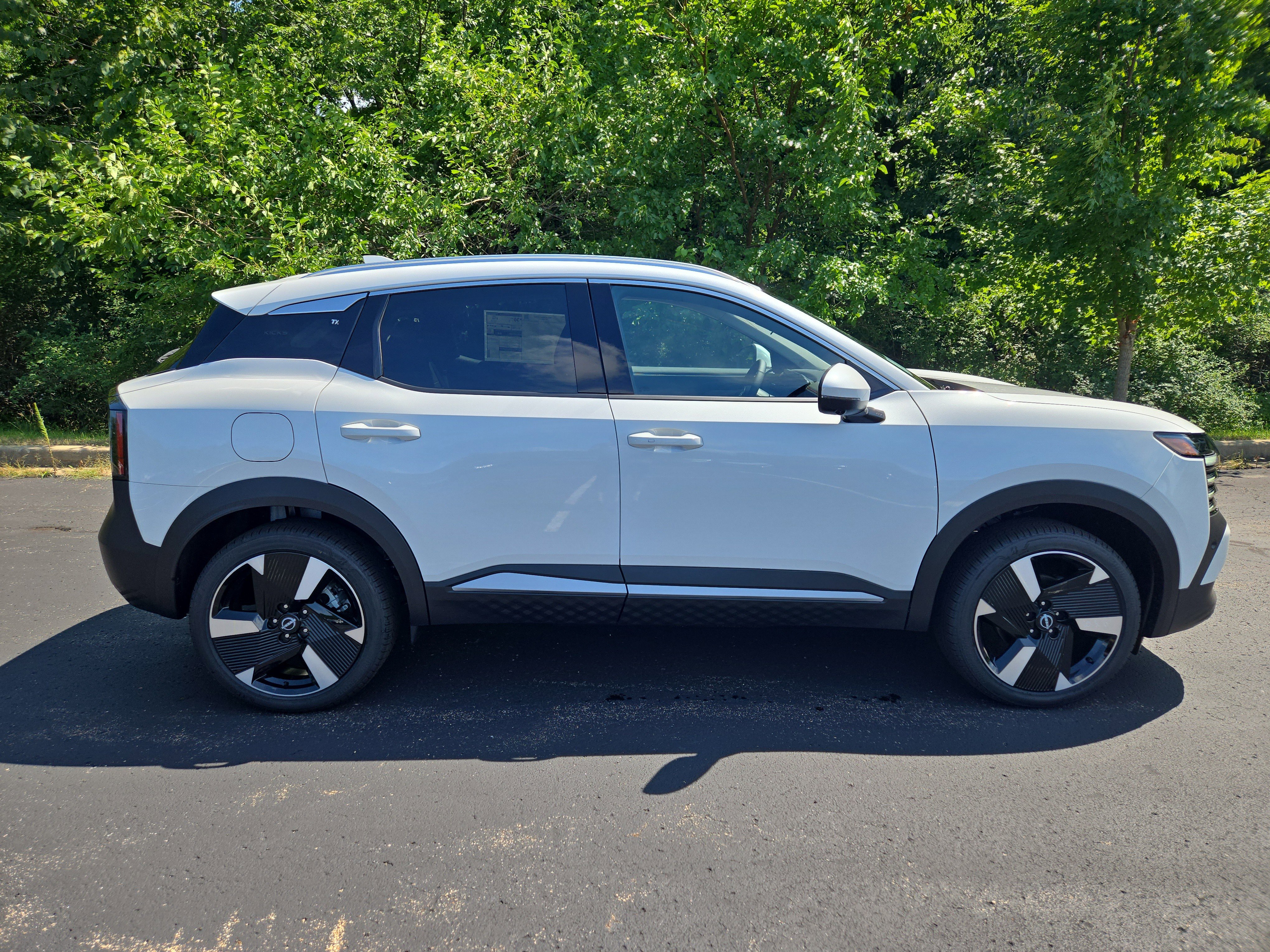 New 2025 Nissan Kicks SR w/ SR Premium Package image 2